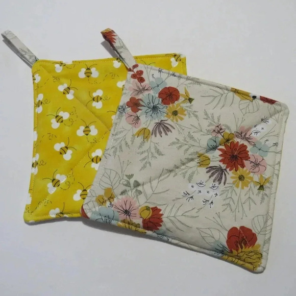 Handmade Potholder, Set of 2, Reversible Bees and Floral Quilted Hot Pads - Picture 1 of 4